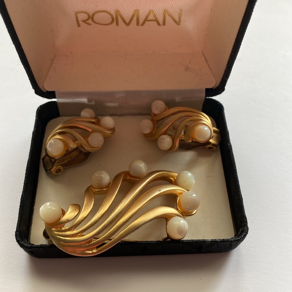 Roman 1950’S  WING PEARL DEMI PARURE BROOCH & clip on Earrings set original Box